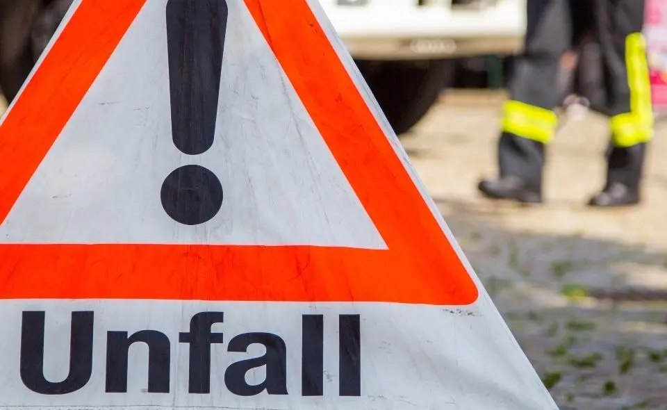 Auto überschlägt sich auf der A61 bei Alzey – Fahrspur zeitweise gesperrt