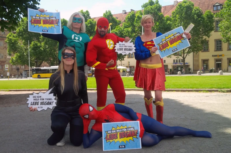 Bad Kreuznach: PETA Streetteam wirbt als Superhelden für vegane