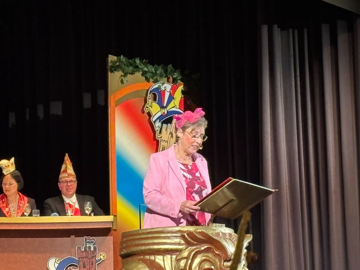 Rita Fischer als Rednerin auf der Bühne