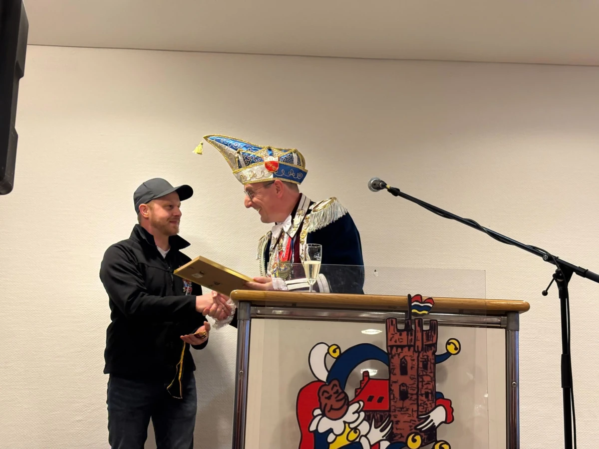 Martin Peters bei der Auszeichnung des Landkreis-Orden