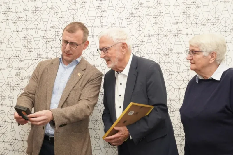 Landrat Thomas Barth verleiht Mainz-Binger Partnerschaftsmedaille in Gold