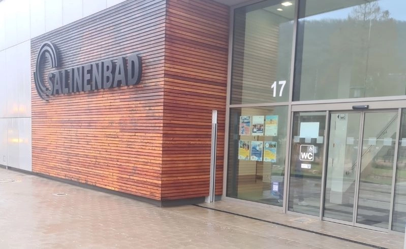 Altöl Attacke Salinenbad: Schmierereien ganz schnell beseitigt