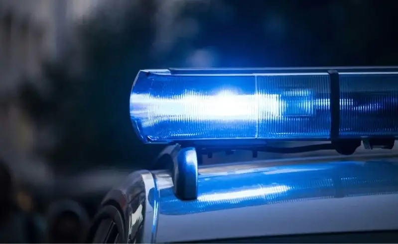 Auto kommt von der Straße ab und fährt in Mauer