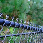 Autofahrer beschädigt Hecke und Maschendrahtzaun in Baumholder