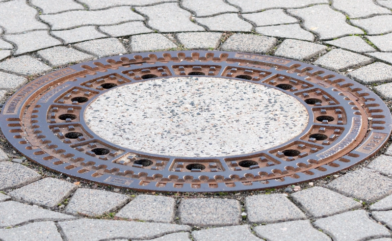 Kirn: Kanaldeckel ausgehoben und auf Fahrbahn gelegt