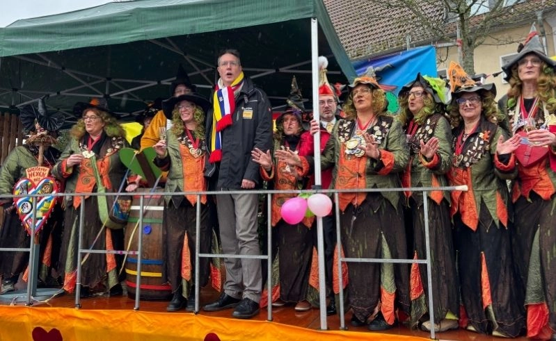 Ministerpräsident Schweitzer bei Hexen-Entführung in Weiler bei Bingen dabei