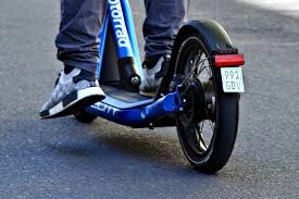 Neues schwarzes Versicherungskennzeichen ab März 2026 auch für E-Scooter