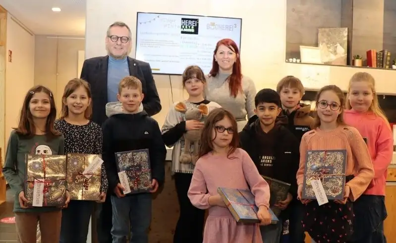 Oberbürgermeister Thomas Feser zeichnet Gewinner der Adventsaktion in Bingen aus