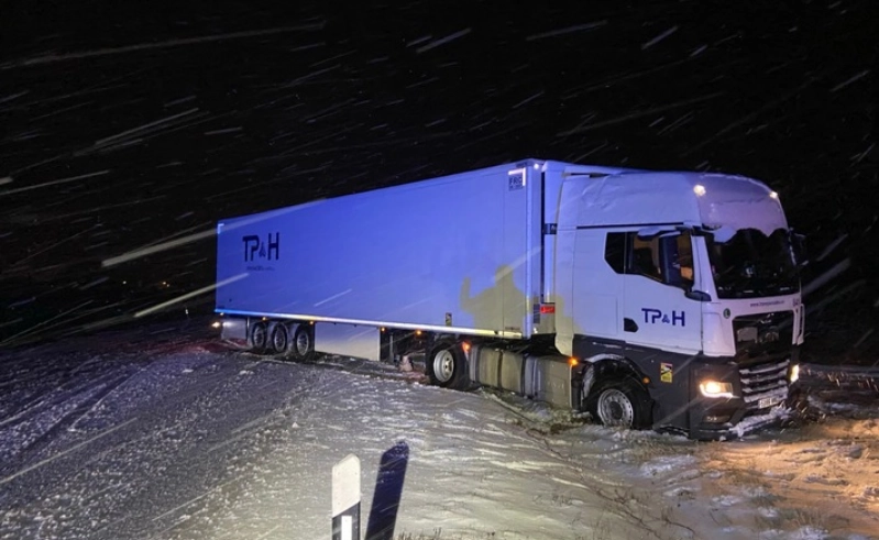 Sattelschlepper verunglückt im Schnee