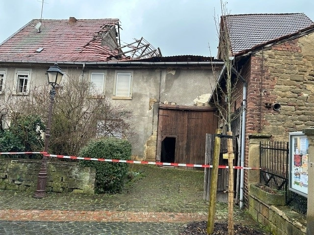 Scheunendach kracht in Obermoschel ein