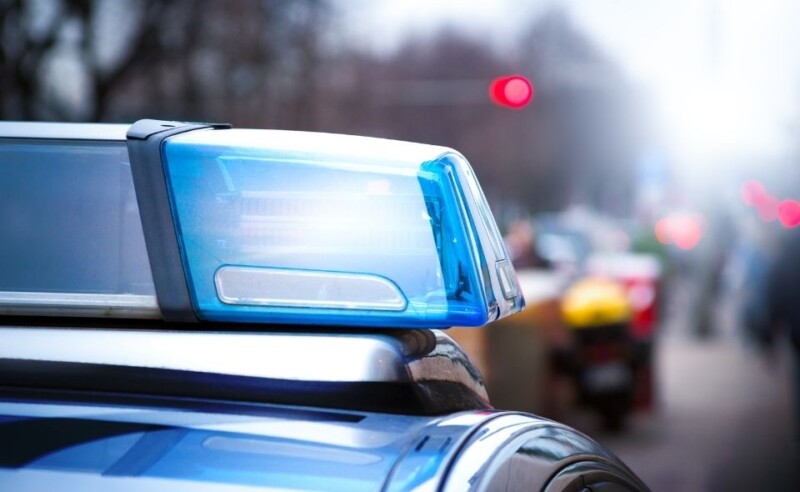 Schock auf Supermarktparkplatz! Mann versucht Autokennzeichen zu stehlen