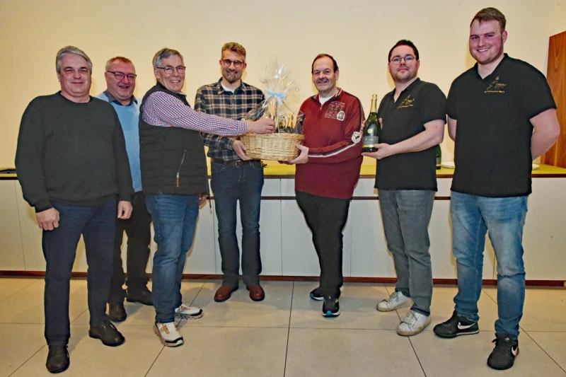 Winzer der Rheinhessischen Schweiz verabschieden Kellermeister Volker Keller in Wöllstein