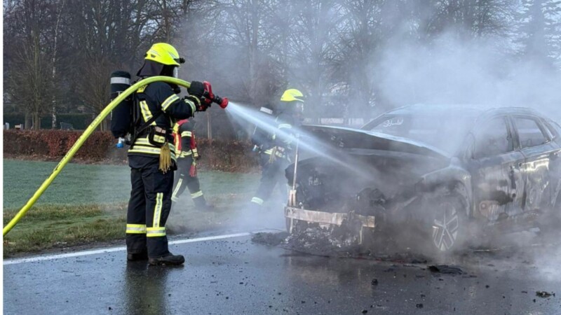 Brennendes Elektroauto auf B420 bei Gau-Bickelheim