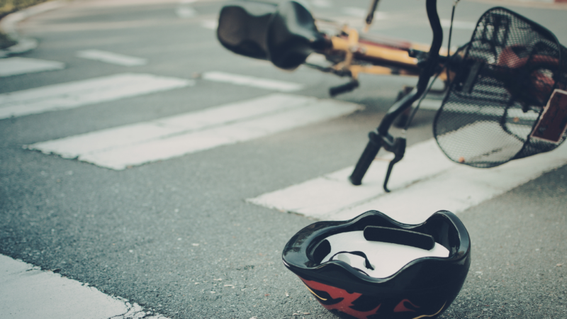 Fahrradfahrer kollidiert mit Auto bei Überholmanöver