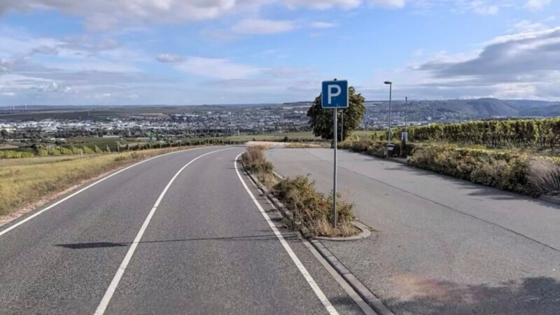 Illegales Autorennen nahe B41: Fahrer kracht in Leitplanke