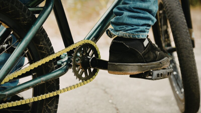 Landrat Thomas Barth tritt für bessere Finanzen in die Pedale