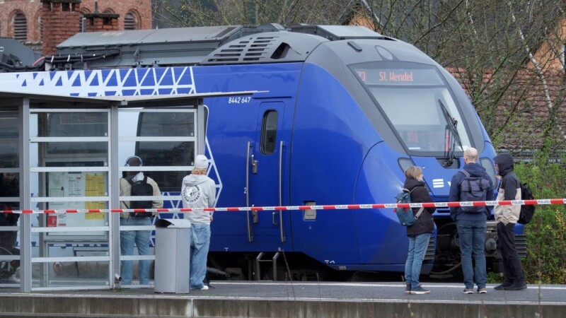 Blutiges Drama im Zug: Messerangriff auf Frau