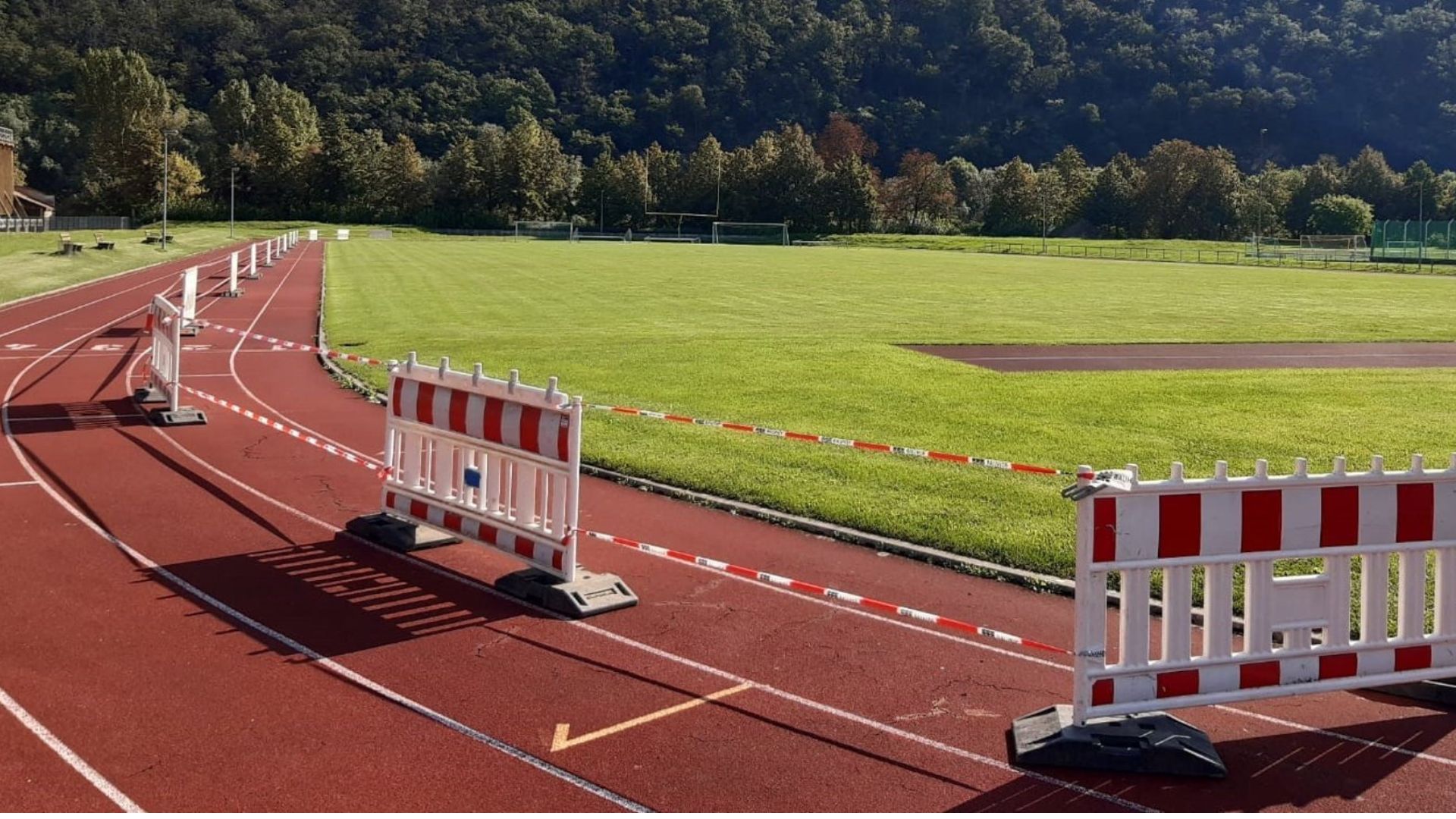 gesperrte Laufbahnen im Stadtion im Salinental