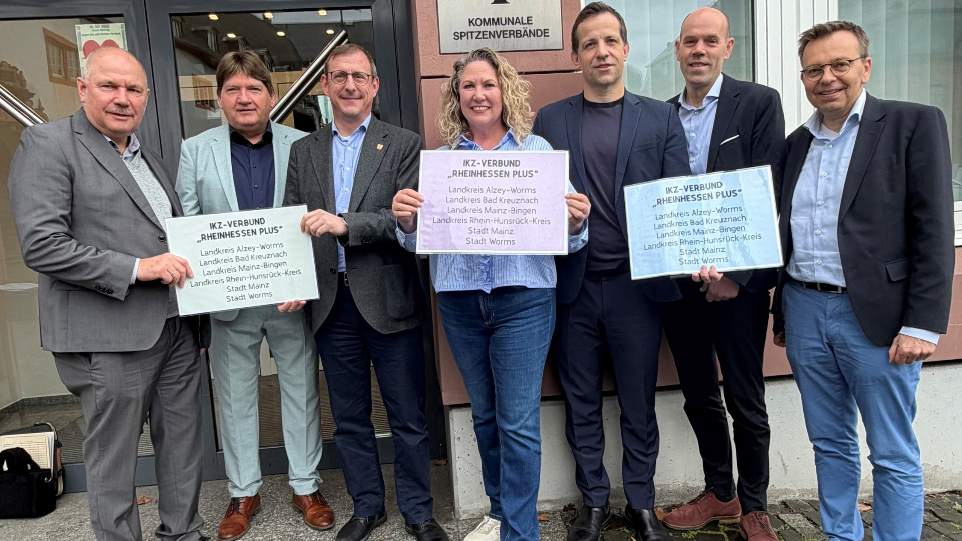 Zusehen ist Landrätin Bettina Dickes zusammen mit anderen Landräten. Sie halten ein Schild auf dem alle teilnehmenden Landräte aufgelistet sind.