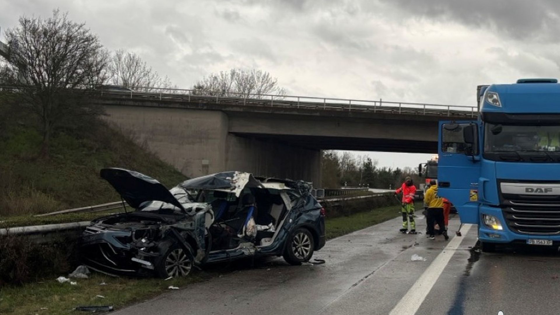 Unfall A61: Fahrer lebensgefährlich verletzt