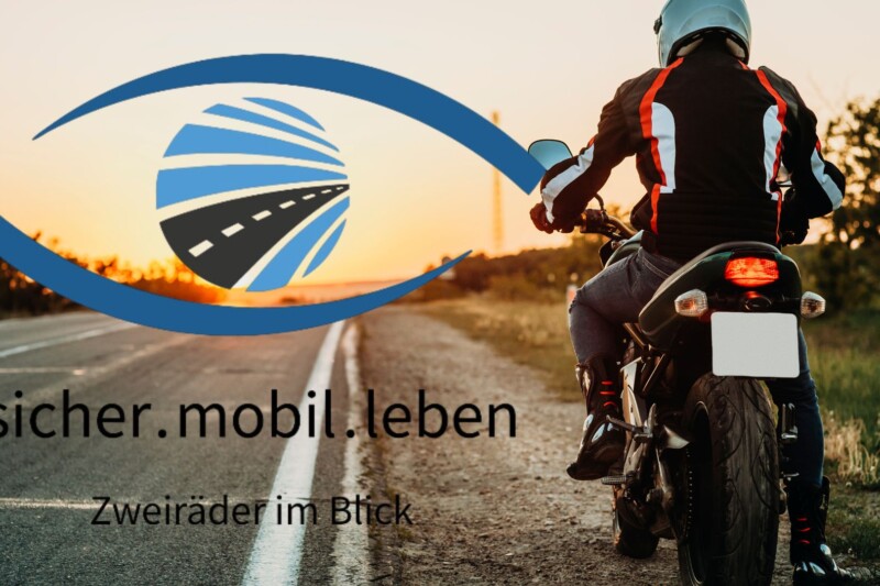 Ein Motorradfahrer auf einer Straße bei Sonnenuntergang, Teil der Kampagne für Sicherheit im Straßenverkehr.