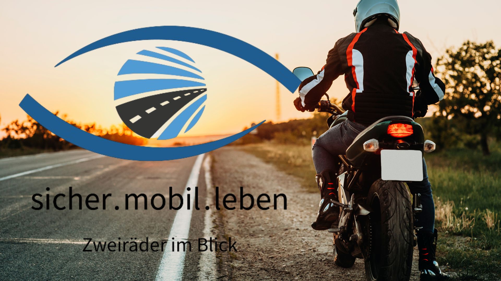 Ein Motorradfahrer auf einer Straße bei Sonnenuntergang, Teil der Kampagne für Sicherheit im Straßenverkehr.