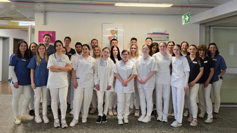 Auszubildende leiten Station im Klinikalltag