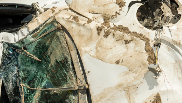 Auto überschlägt sich nach Verkehrsunfall auf der A61