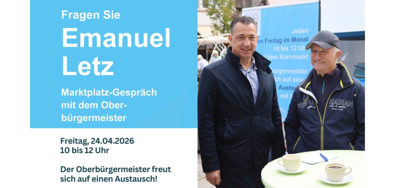 Zwei Männer stehen an einem Tisch mit Kaffeetassen, während sie über ein Marktplatz-Gespräch diskutieren.