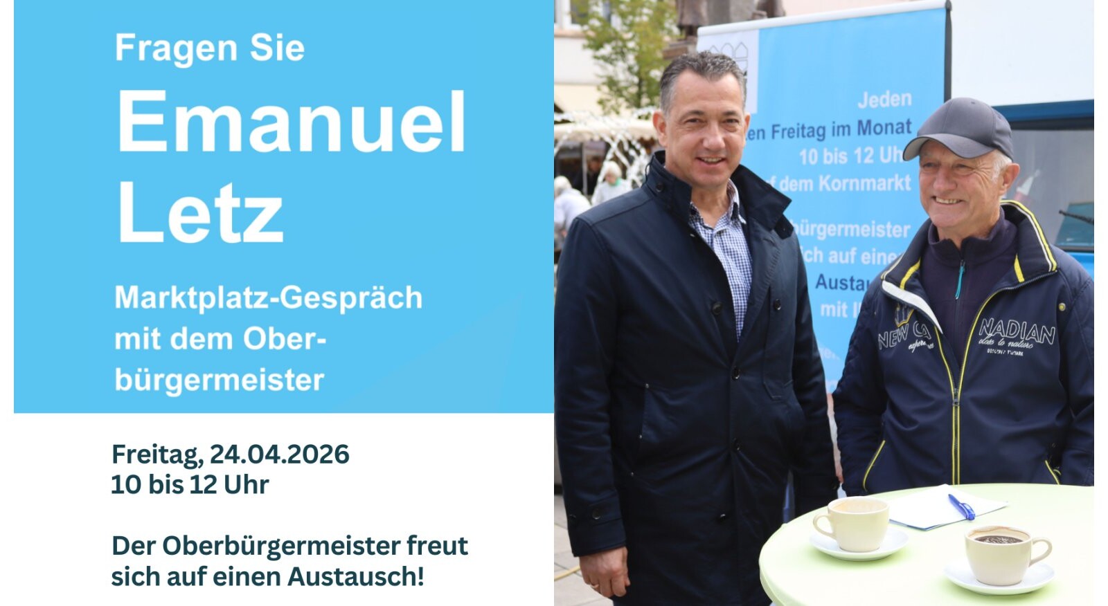 Zwei Männer stehen an einem Tisch mit Kaffeetassen, während sie über ein Marktplatz-Gespräch diskutieren.