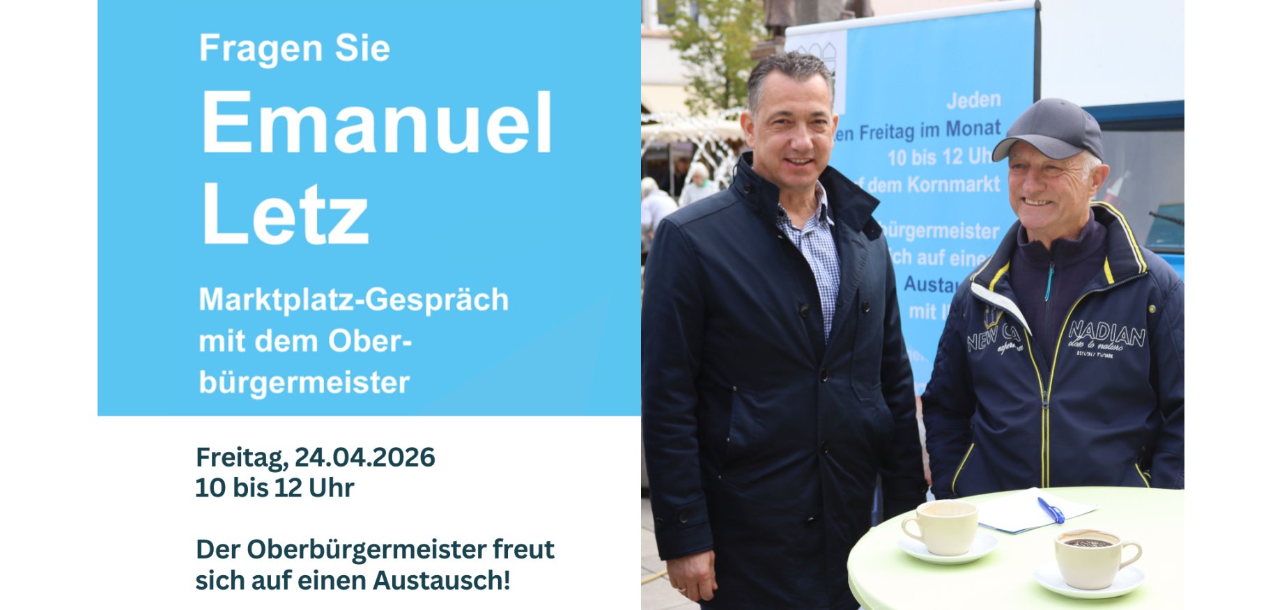 Zwei Männer stehen an einem Tisch mit Kaffeetassen, während sie über ein Marktplatz-Gespräch diskutieren.