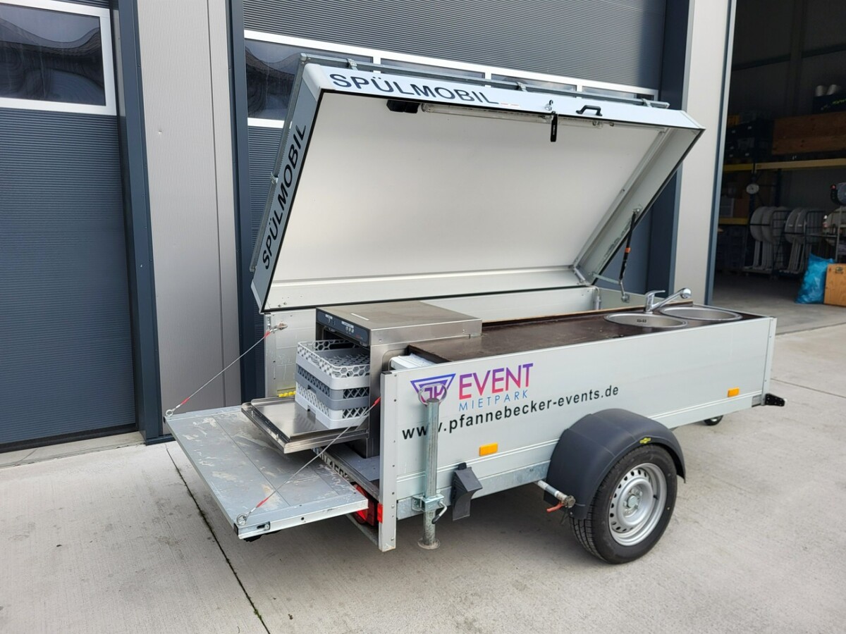 Mobiler Spülwagen mit geöffnetem Deckel, ausgestattet mit Spüle und Ablagefläche für Veranstaltungen.