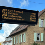 In Meisenheim, Bad Kreuznach und weiteren Orten im Landkreis Bad Kreuznach werden neue DFI‑Busanzeiger aufgestellt, die in Echtzeit Abfahrtszeiten und Verspätungen anzeigen.