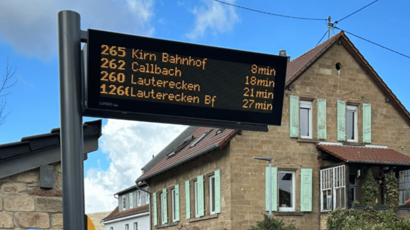 In Meisenheim, Bad Kreuznach und weiteren Orten im Landkreis Bad Kreuznach werden neue DFI‑Busanzeiger aufgestellt, die in Echtzeit Abfahrtszeiten und Verspätungen anzeigen.