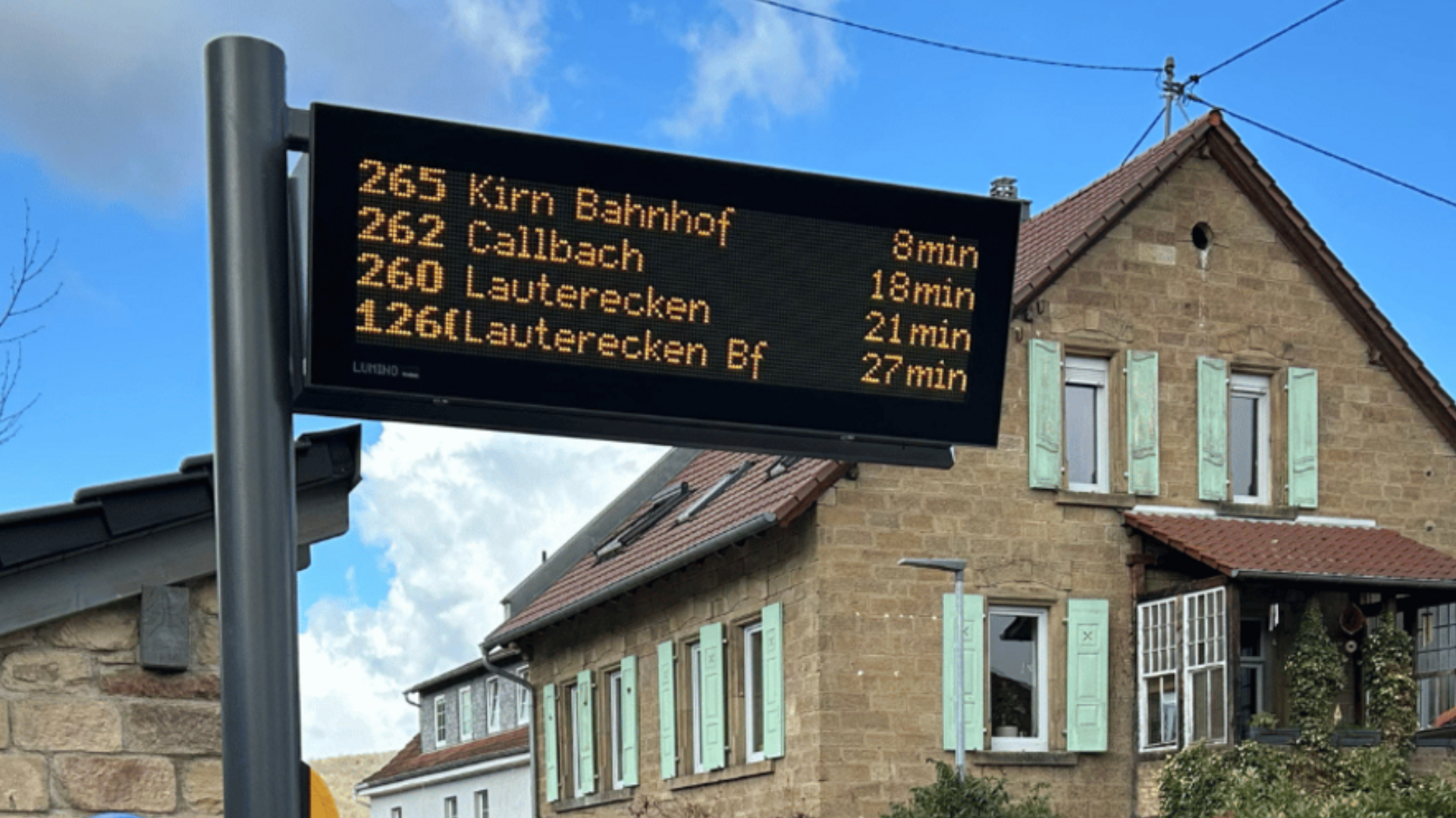 In Meisenheim, Bad Kreuznach und weiteren Orten im Landkreis Bad Kreuznach werden neue DFI‑Busanzeiger aufgestellt, die in Echtzeit Abfahrtszeiten und Verspätungen anzeigen.