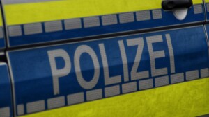 Fahrerin verletzt Mann und flüchtet in Pfaffen-Schwabenheim