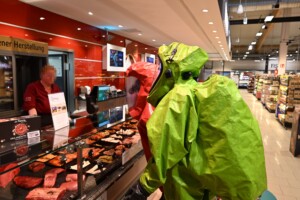 Freiwillige Feuerwehr übt im Supermarkt Planig