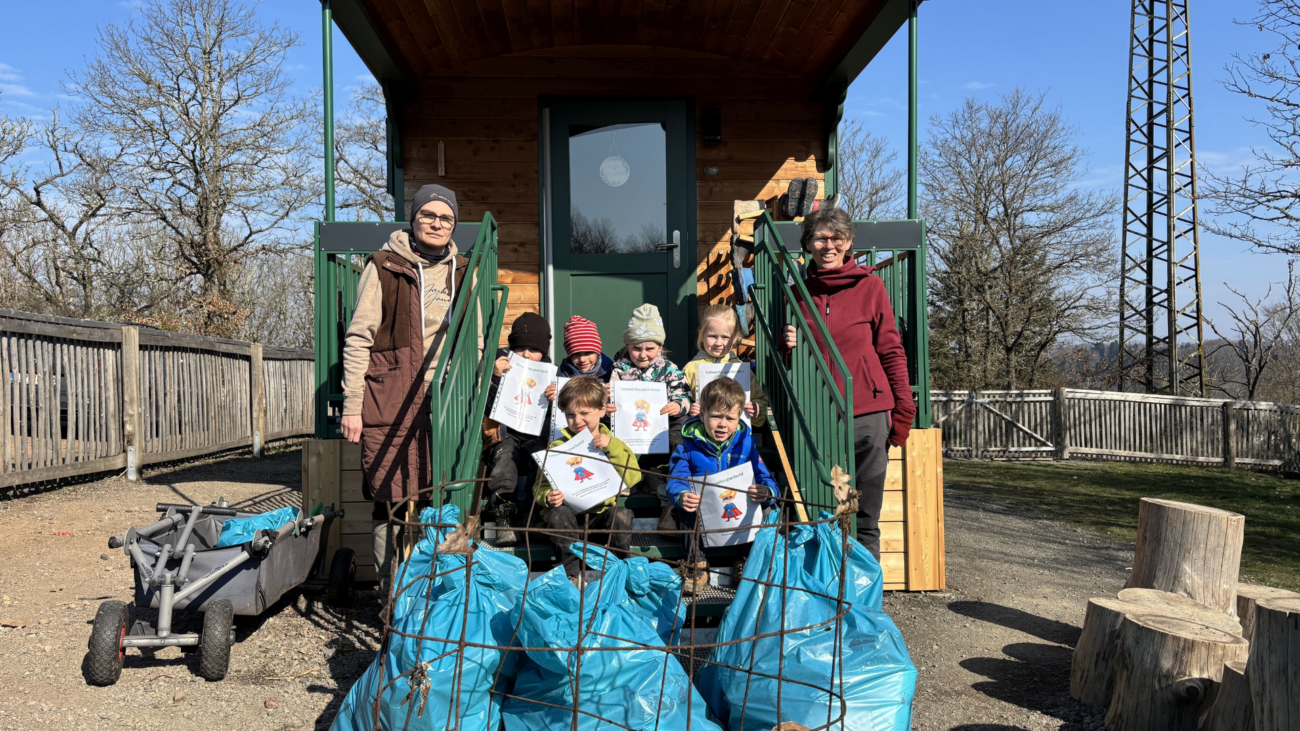 Kleine Helfer, großer Einsatz: Waldkita räumt auf