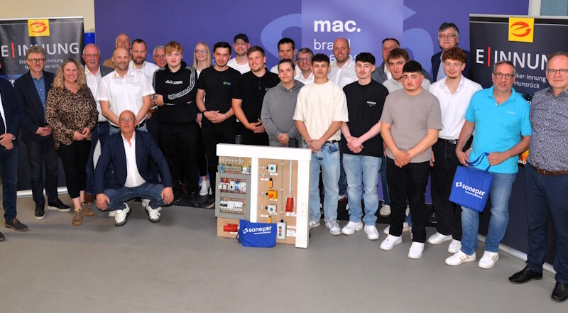 Gruppenfoto von Auszubildenden und Fachleuten bei einer Veranstaltung zur Elektroinstallation in Niedersachsen.
