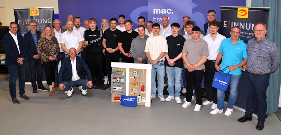 Gruppenfoto von Auszubildenden und Fachleuten bei einer Veranstaltung zur Elektroinstallation in Niedersachsen.