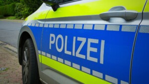 Mehrere Fahrzeuge durch Stützrad auf A61 beschädigt