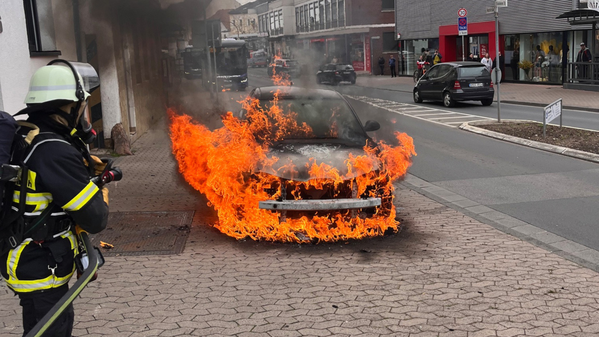 PKW geht in Flammen auf – Straße in Bad Kreuznach gesperrt
