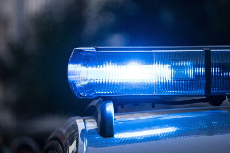 Blaulicht auf einem Polizeifahrzeug, das in der Nacht leuchtet und für Sicherheit sorgt.