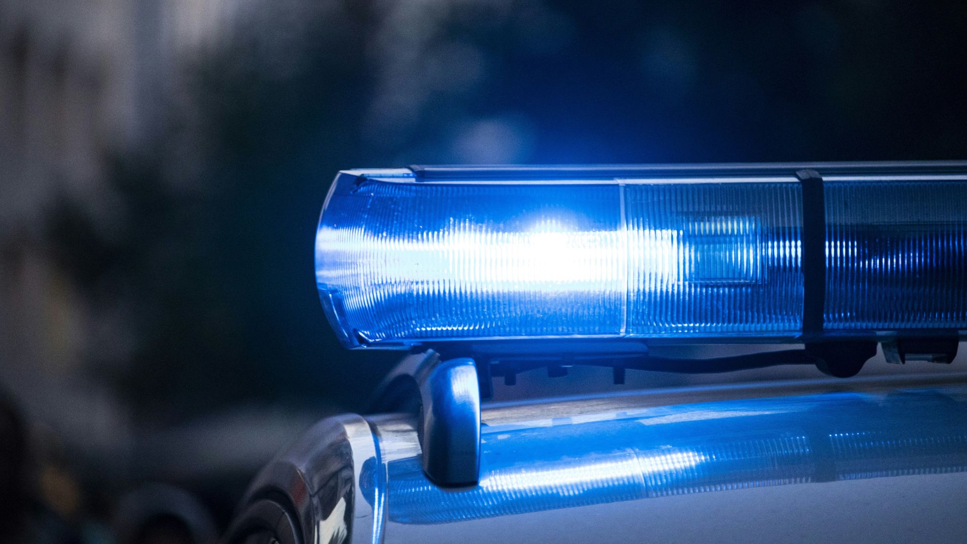 Blaulicht auf einem Polizeifahrzeug, das in der Nacht leuchtet und für Sicherheit sorgt.