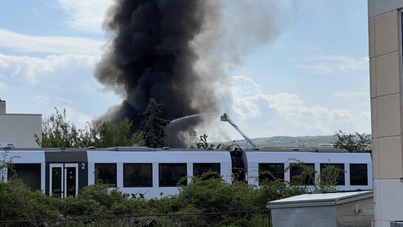 UPDATE: Großbrand in Werkstatt sorgt für Sperrung