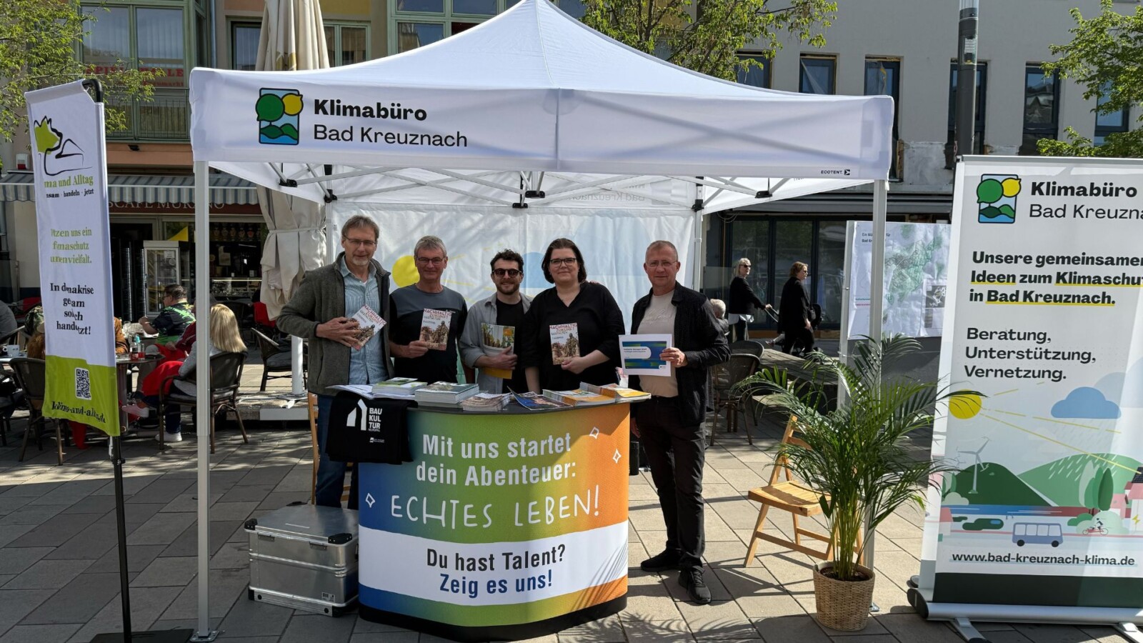 Das Klimabüro Bad Kreuznach präsentiert Ideen zur Klimaschutzinitiative mit einem Stand auf dem Marktplatz.