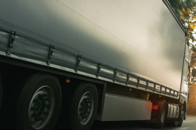 1000 Euro Schaden! Betrunkener Lkw-Fahrer rammt Lastwagen