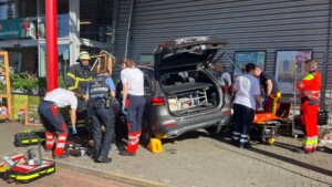 Auto fährt in Bad Kreuznach in Außenwand eines Einkaufsmarktes