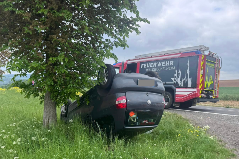 Auto überschlägt sich auf Landstraße – Fahrer verletzt