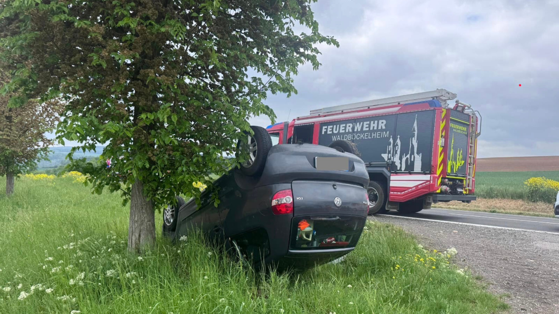 Auto überschlägt sich auf Landstraße – Fahrer verletzt